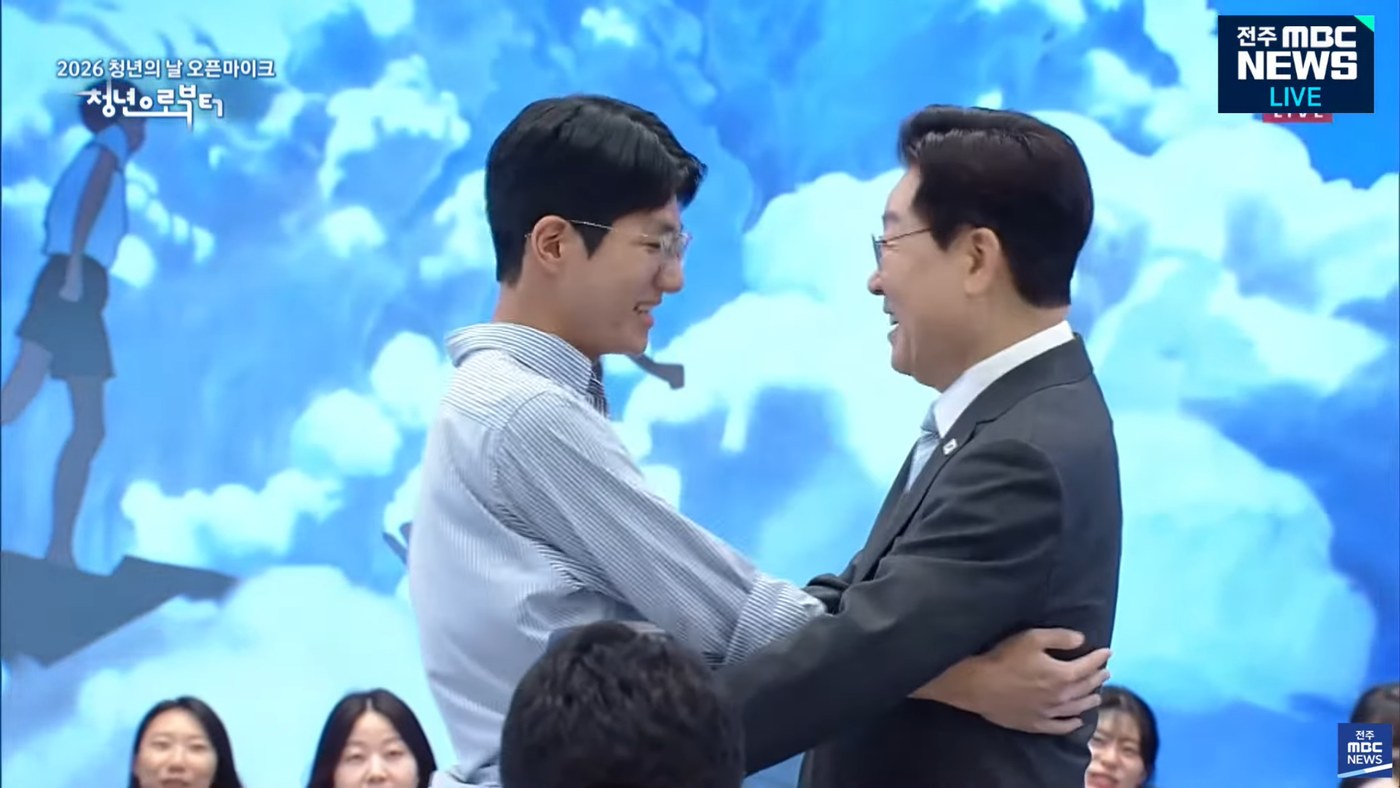 청년의 날 오픈 마이크 현장에서 이재명 대통령과 인사를 나누는 김유빈 님