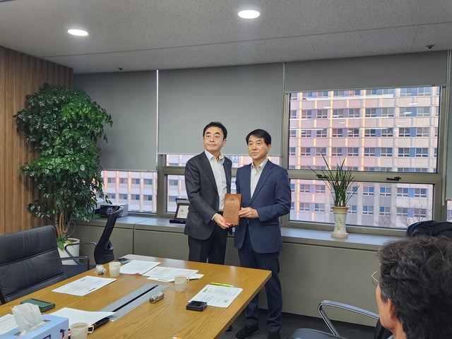 감사패 전달